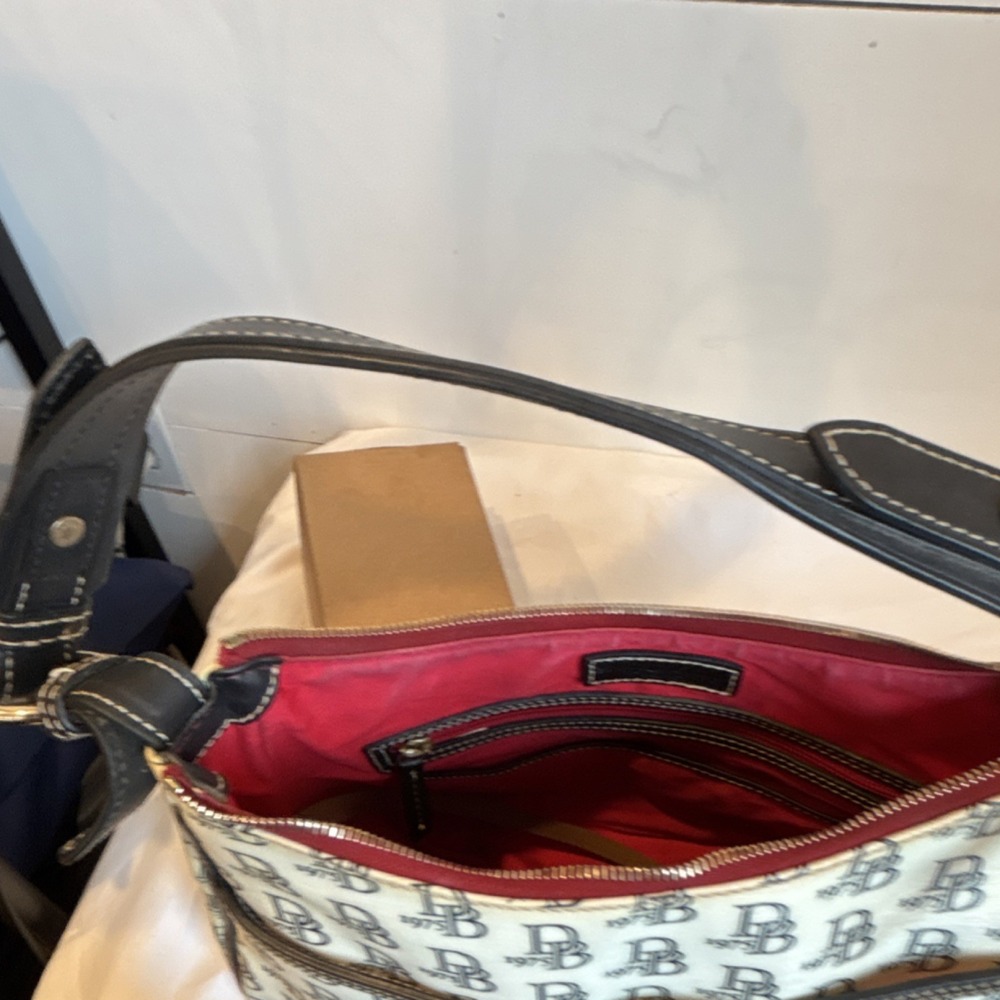 Dooney & Bourke White Black Logo Shoulder Bag with Zipper Key Holder - Picture 9 of 10